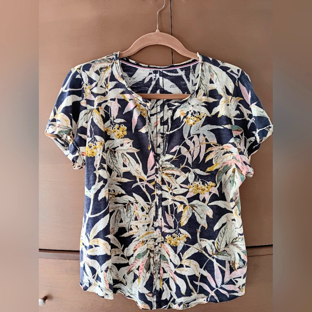 Anthropologie Tee, used excellent condition, only worn once, Size M, Black Motif
